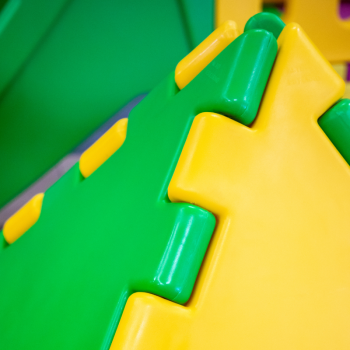 Würfelförmiges Spielzeugmodell E - Baukastenspiel mit 1 kleiner Rutschleiter, 2 Würfeln und 1 Haus.