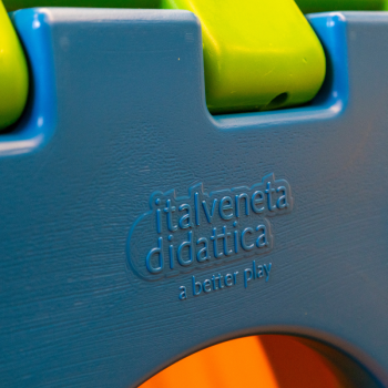 Würfelförmiges Spielzeugmodell E - Baukastenspiel mit 1 kleiner Rutschleiter, 2 Würfeln und 1 Haus.