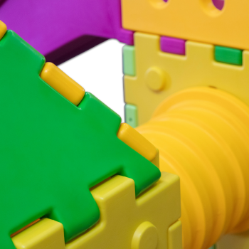 Würfelförmiges Spielzeugmodell i2000 – modulares Spiel mit 1 großer Rutsche und 2 Häusern.