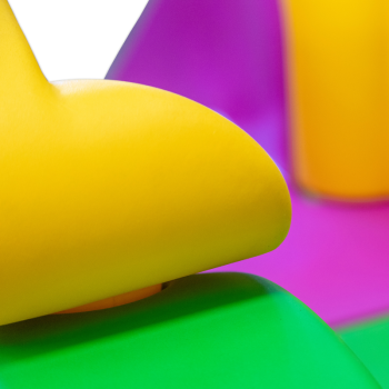 Würfelförmiges Spielzeugmodell i2000 – modulares Spiel mit 1 großer Rutsche und 2 Häusern.