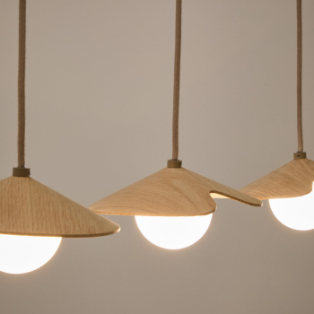 Deckenleuchte Wilara in Eichenfurnier mit 3 weißen Rauchglasperlen