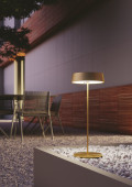 Wiederaufladbare LED-Tischleuchte „Cocktail Gold“, 2,2 W, 192 lm, 3000 K, dimmbar, IP54: Elegant, wasserdicht und perfekt für stimmungsvolles Ambiente im Innen- und Außenbereich. Entdecken Sie sie bei Tecno Arredo 3 Lighting.