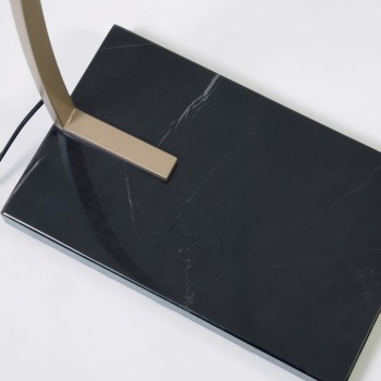 Juhe-Stehlampe aus vergoldetem Metall und schwarzem Marmor.