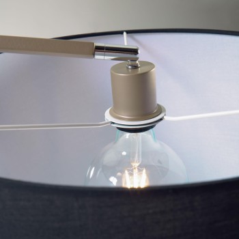 Juhe-Stehlampe aus vergoldetem Metall und schwarzem Marmor.