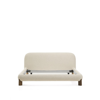 Odina-Bett mit abnehmbarem Bezug in ecrufarbenem Bouclé und Beinen aus massiver Esche in FSC-zertifizierter Walnuss-Optik für eine Matratze der Größe 180 x 200 cm.