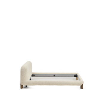 Odina-Bett mit abnehmbarem Bezug in ecrufarbenem Bouclé und Beinen aus massiver Esche in FSC-zertifizierter Walnuss-Optik für eine Matratze der Größe 180 x 200 cm.
