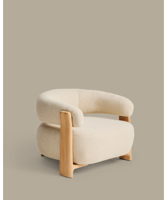 Granitbeige Outdoor-Sessel mit Beinen aus 100% FSC-zertifiziertem Massiv-Teakholz und natürlicher Oberfläche.