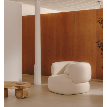 Martina Sessel aus ecrufarbenem Lammfell mit Kissen