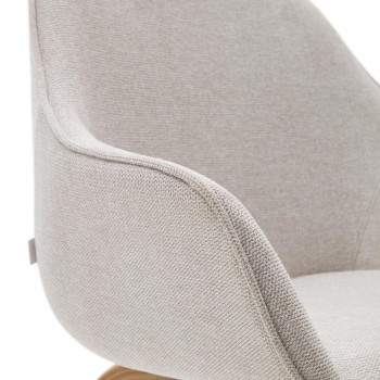 Aleli-Stuhl aus beigem Chenille und Beinen aus massivem Eschenholz mit natürlichem Finish