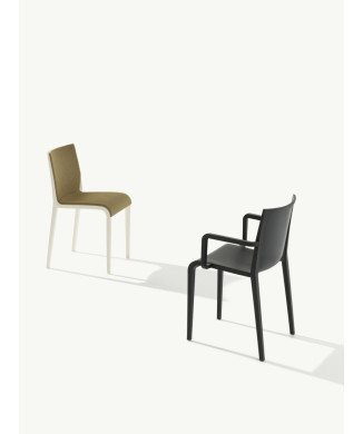 NASSAU 534 ET AL Stuhl mit Armlehnen.