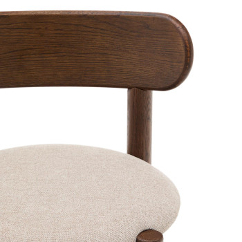 Nebai Stuhl aus braunem Chenille mit Gestell aus massiver Eiche und FSC MIX-Walnuss-Finish