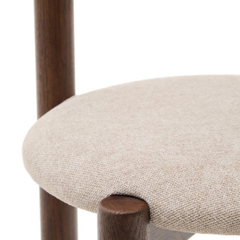 Nebai Stuhl aus braunem Chenille mit Gestell aus massiver Eiche und FSC MIX-Walnuss-Finish