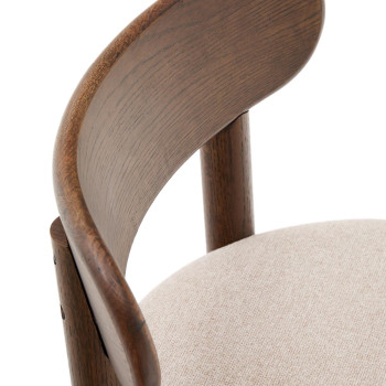 Nebai Stuhl aus braunem Chenille mit Gestell aus massiver Eiche und FSC MIX-Walnuss-Finish