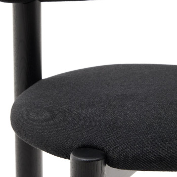 Nebai Stuhl aus schwarzem Chenille mit Gestell aus massiver Eiche, schwarzes Finish FSC MIX Credit