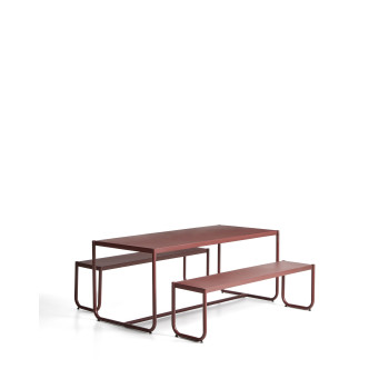 Sotil-Set, bestehend aus 2 Bänken und einem Tisch aus verzinktem Stahl mit granatroter Oberfläche, 183 x 83 cm