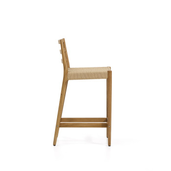 Analy-Hocker mit Rückenlehne aus massiver Eiche, naturfarbener Oberfläche und 65 cm Sitzfläche aus 100 % FSC-zertifiziertem Seil.