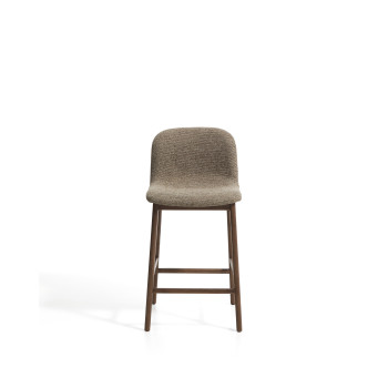 Elnor-Hocker aus braunem Chenille mit Beinen aus massiver Eiche in Walnussoptik, 65 cm
