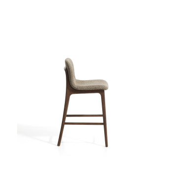 Elnor-Hocker aus braunem Chenille mit Beinen aus massiver Eiche in Walnussoptik, 65 cm
