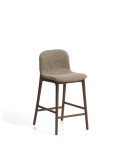 Elnor-Hocker aus braunem Chenille mit Beinen aus massiver Eiche in Walnussoptik, 65 cm