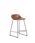 Zahara-Hocker aus braunem Polyurethan mit schwarz lackierten Stahlbeinen, 65 cm, FSC 100 %