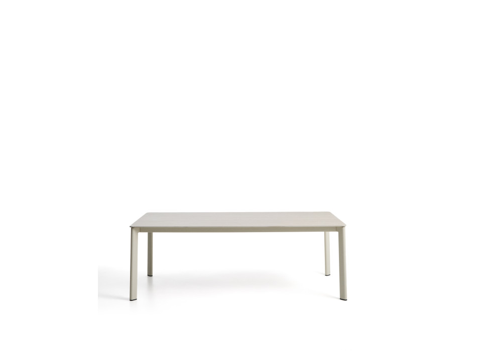 Anafi-Tisch aus gesintertem Stein und ecrufarbenem Aluminium, 220 x 100 cm